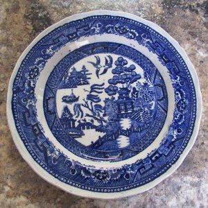 VINTAGE BLUE WILLOW 10 INCH PLATE.